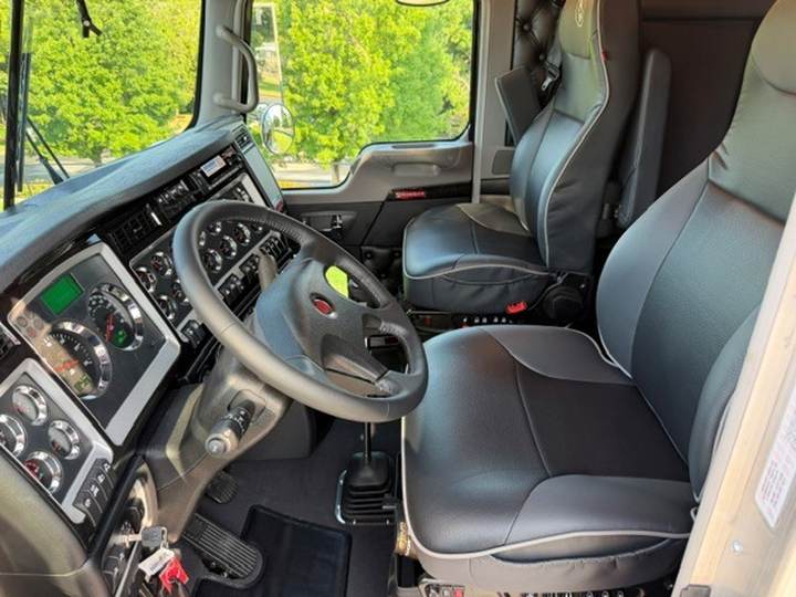 2027 Kenworth W900L 72" Flat Top Sleeper, interior photo 6