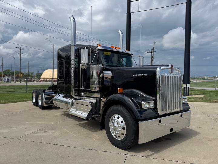 2027 Kenworth W900L 72" Flat Top Sleeper, exterior photo 1