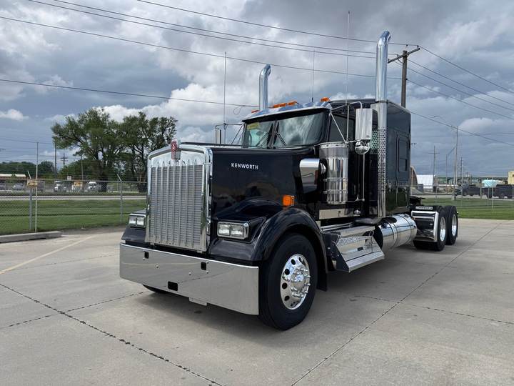 2027 Kenworth W900L 72" Flat Top Sleeper, exterior photo 2