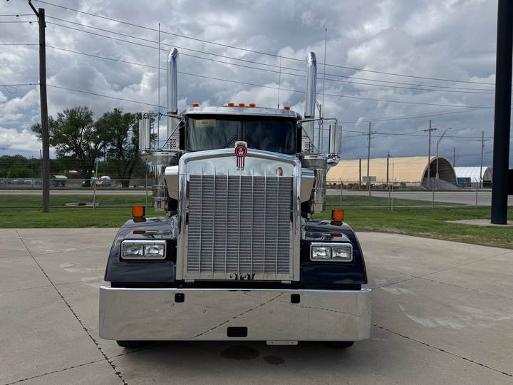 2027 Kenworth W900L 72" Flat Top Sleeper, exterior photo 3