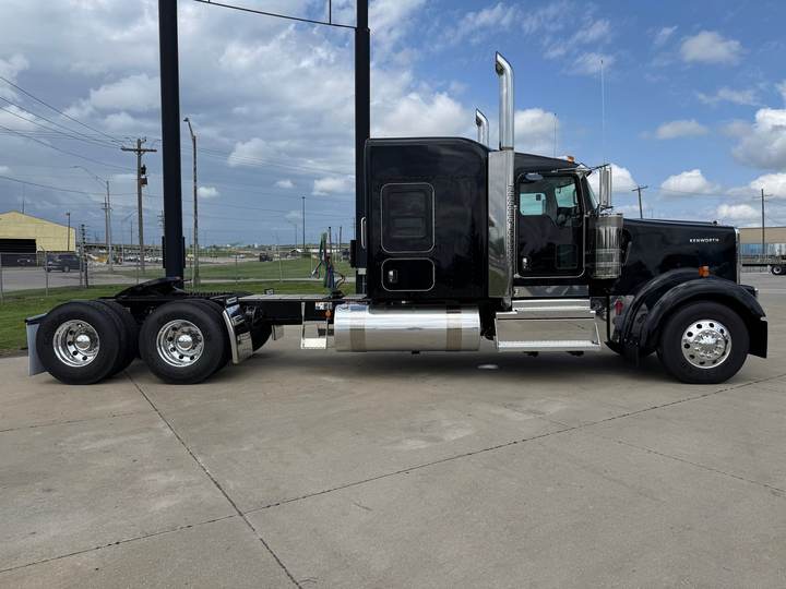 2027 Kenworth W900L 72" Flat Top Sleeper, exterior photo 4