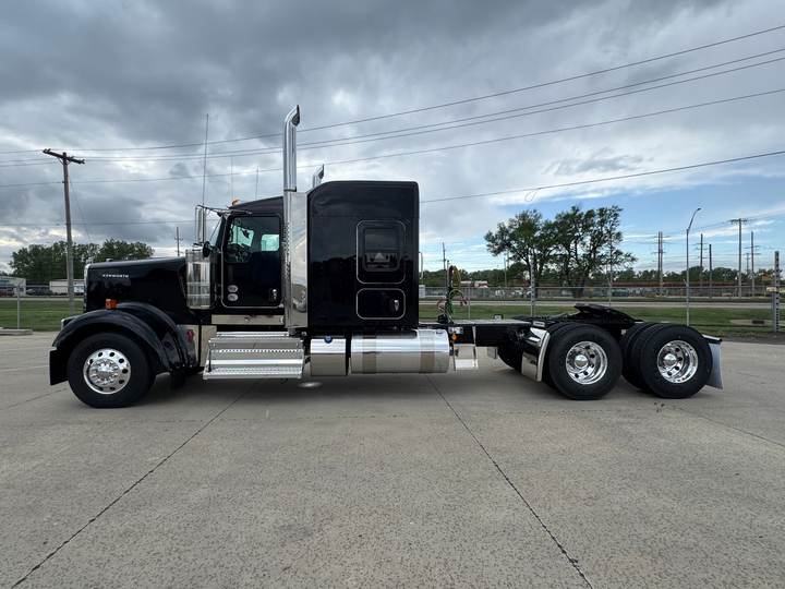 2027 Kenworth W900L 72" Flat Top Sleeper, exterior photo 5