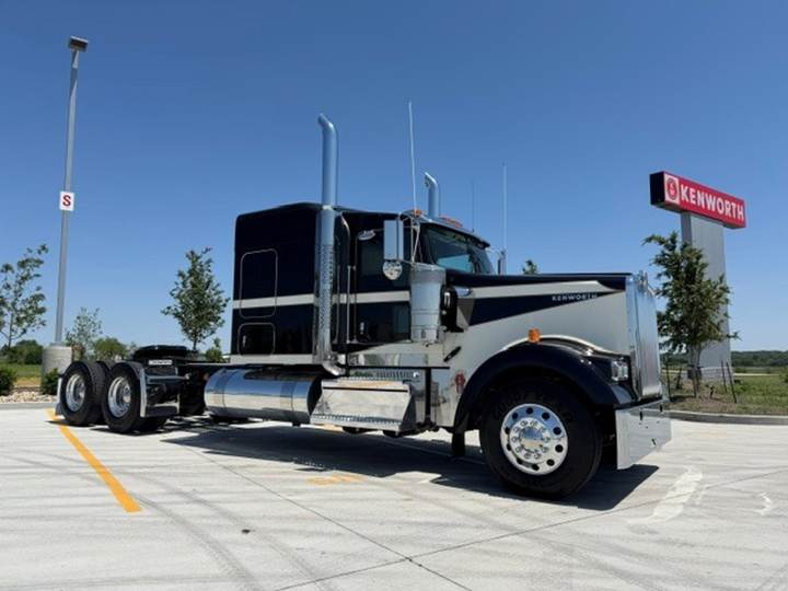 2027 Kenworth W900L 72" Flat Top Sleeper, exterior photo 1