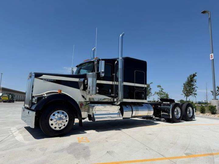 2027 Kenworth W900L 72" Flat Top Sleeper, exterior photo 2