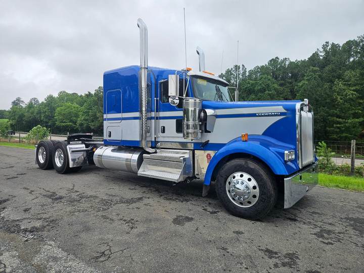 2027 Kenworth W900L 72" Flat Top Sleeper, exterior photo 1