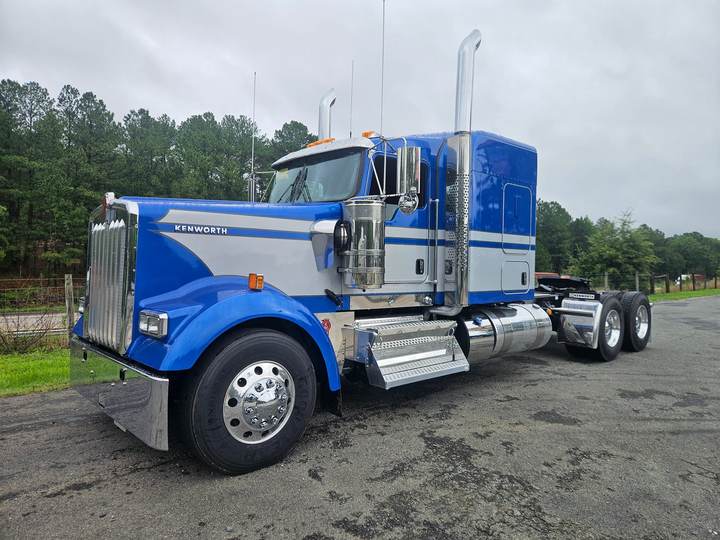2027 Kenworth W900L 72" Flat Top Sleeper, exterior photo 2