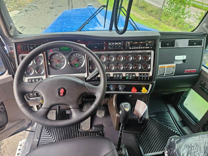 2027 Kenworth W900L 72" Flat Top Sleeper, interior photo 3