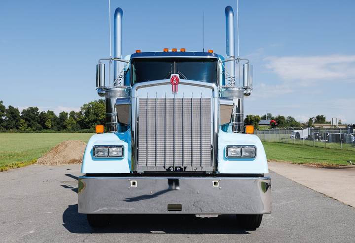 2027 Kenworth W900L 72" Flat Top Sleeper, exterior photo 3