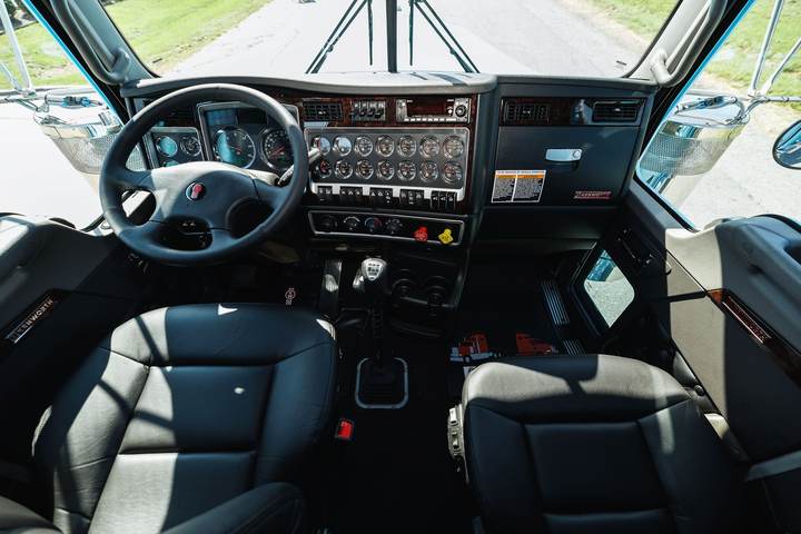 2027 Kenworth W900L 72" Flat Top Sleeper, interior photo 4