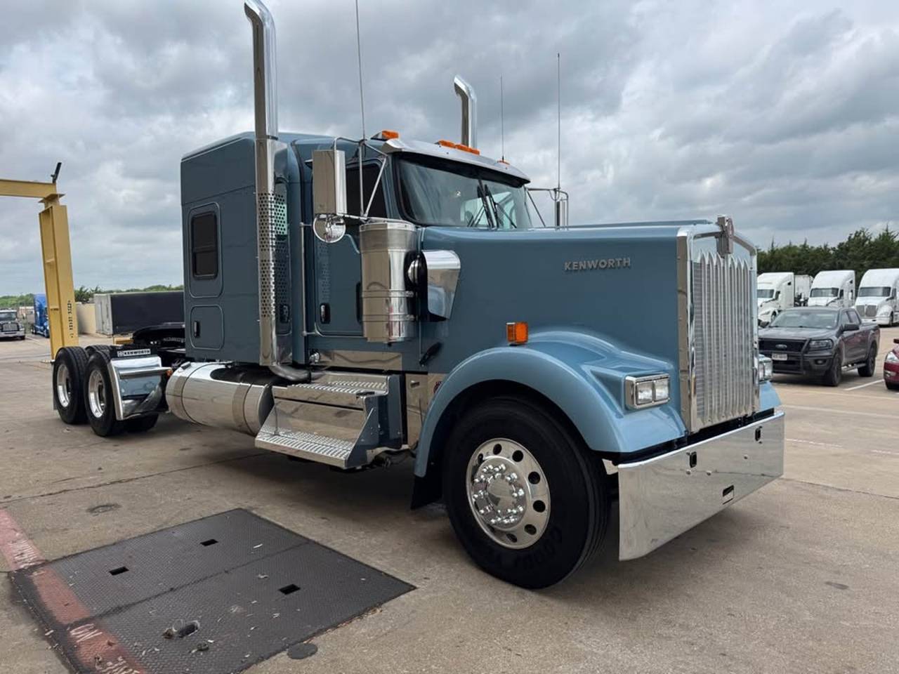 2027 Kenworth W900L 72" Flat Top Sleeper, exterior photo 1