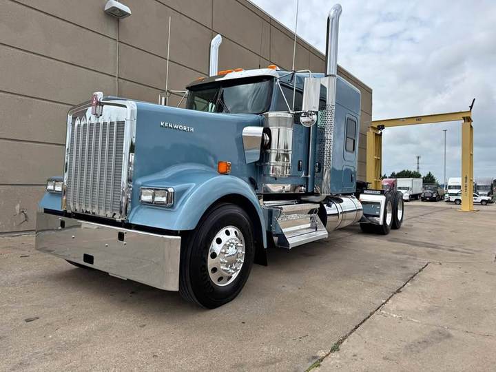 2027 Kenworth W900L 72" Flat Top Sleeper, exterior photo 2