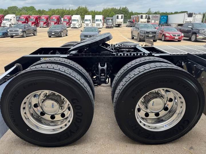 2027 Kenworth W900L 72" Flat Top Sleeper, exterior photo 3