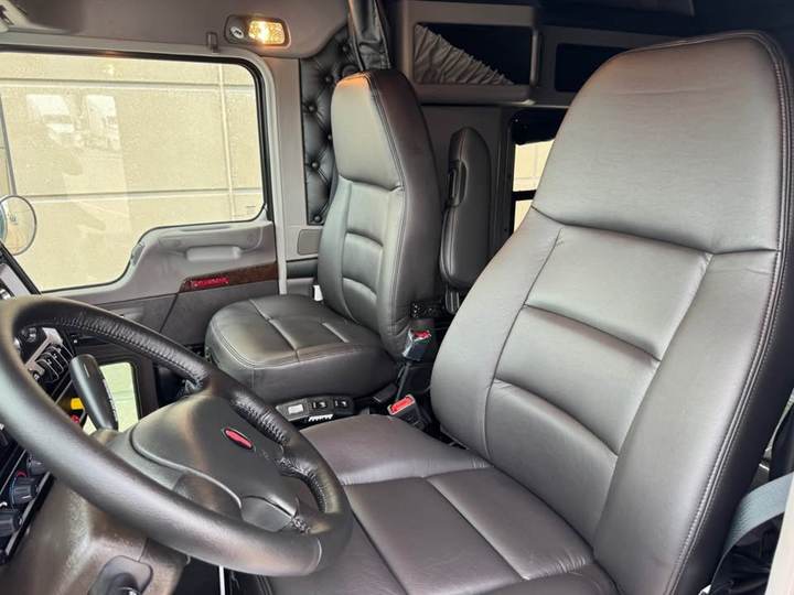 2027 Kenworth W900L 72" Flat Top Sleeper, interior photo 4