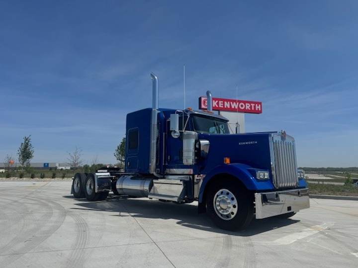 2027 Kenworth W900L 72" Flat Top Sleeper, exterior photo 1