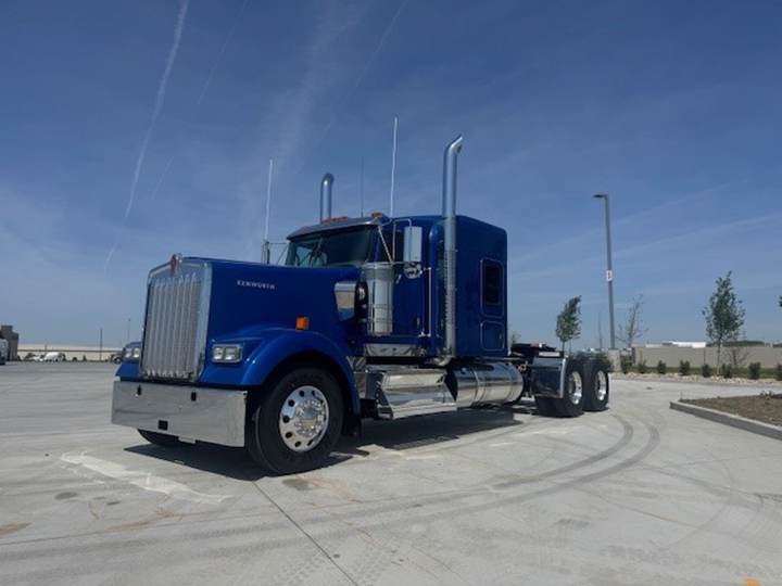2027 Kenworth W900L 72" Flat Top Sleeper, exterior photo 2