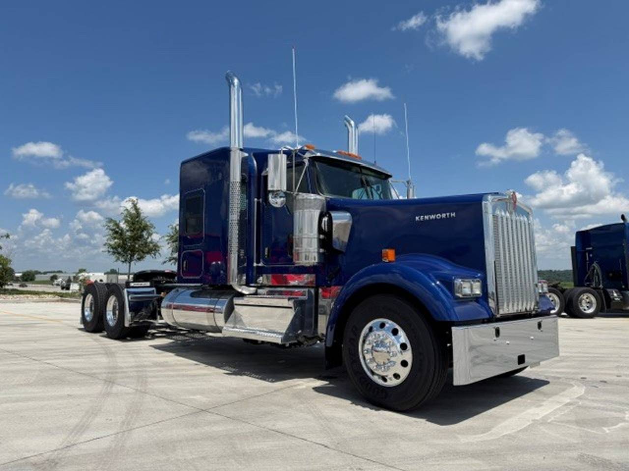 2027 Kenworth W900L 72" Flat Top Sleeper, exterior photo 1