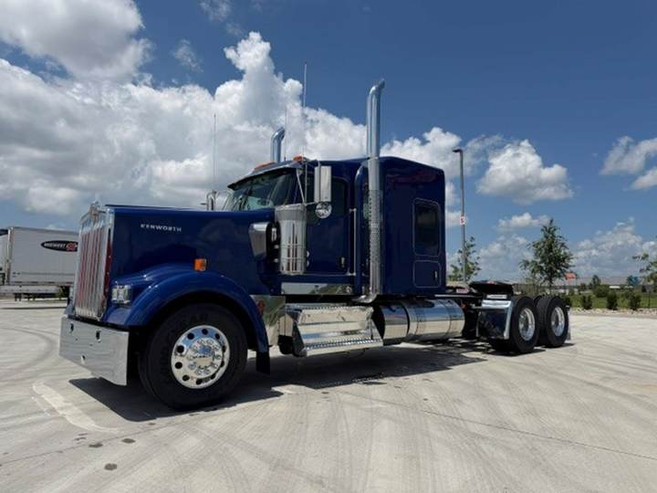 2027 Kenworth W900L 72" Flat Top Sleeper, exterior photo 2