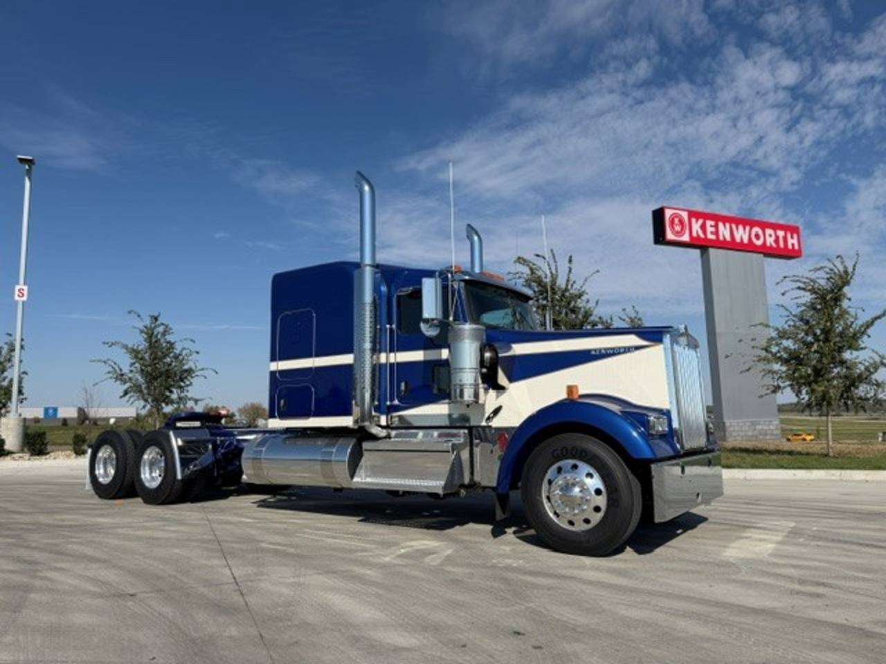 2027 Kenworth W900L 72" Flat Top Sleeper, exterior photo 1