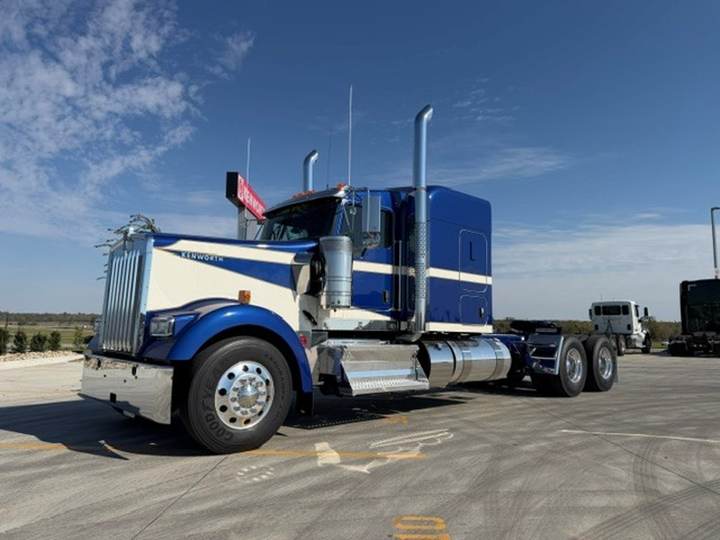 2027 Kenworth W900L 72" Flat Top Sleeper, exterior photo 2