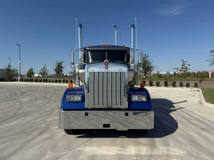 2027 Kenworth W900L 72" Flat Top Sleeper, exterior photo 3