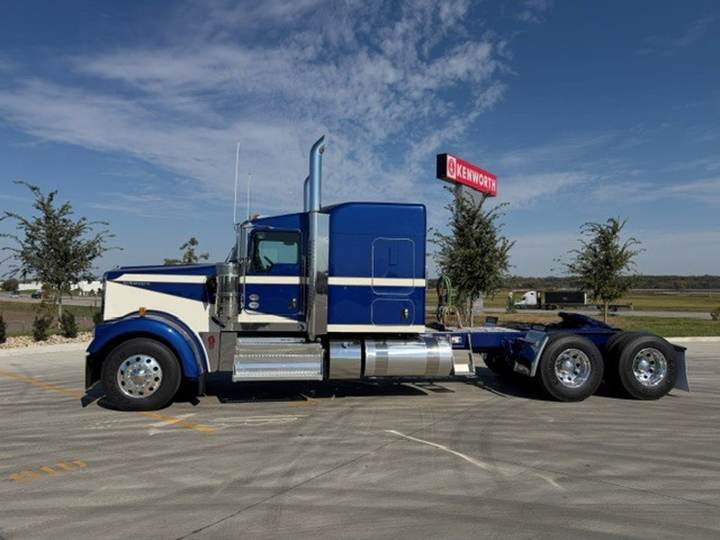 2027 Kenworth W900L 72" Flat Top Sleeper, exterior photo 4