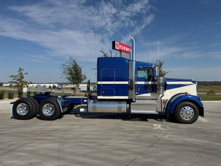 2027 Kenworth W900L 72" Flat Top Sleeper, exterior photo 5