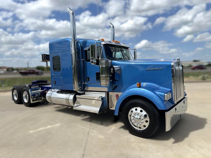 2027 Kenworth W900L 72" Flat Top Sleeper, exterior photo 1