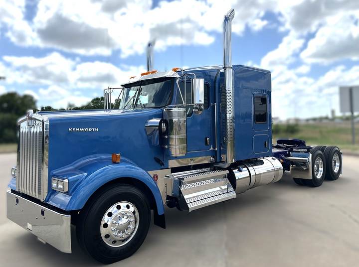 2027 Kenworth W900L 72" Flat Top Sleeper, exterior photo 2