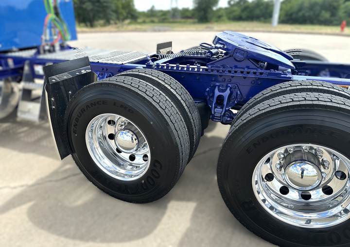2027 Kenworth W900L 72" Flat Top Sleeper, exterior photo 3