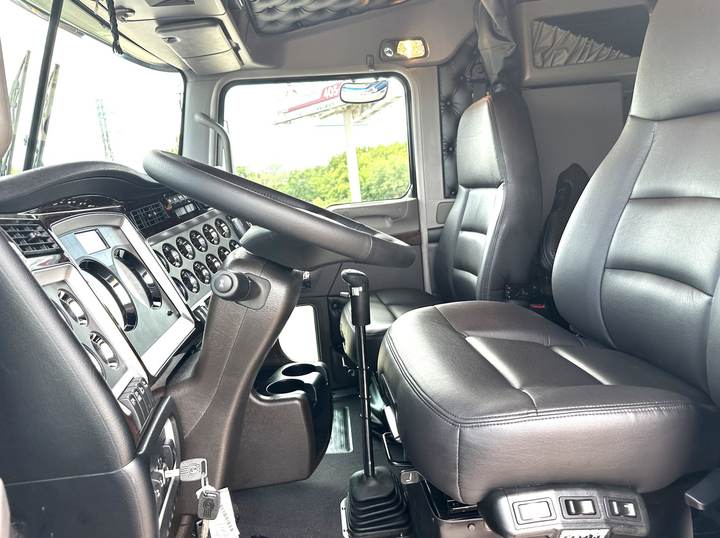 2027 Kenworth W900L 72" Flat Top Sleeper, interior photo 6