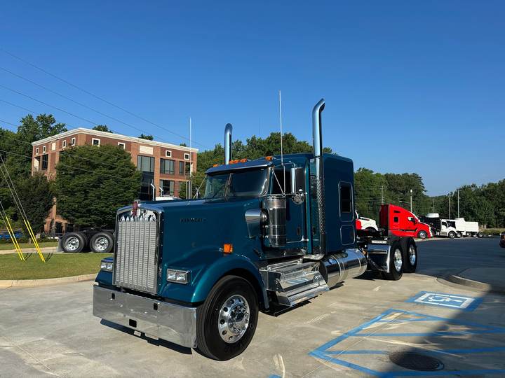 2027 Kenworth W900L 72" Flat Top Sleeper, exterior photo 1