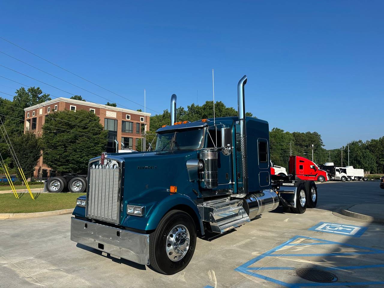 2027 Kenworth W900L 72" Flat Top Sleeper, exterior photo 1