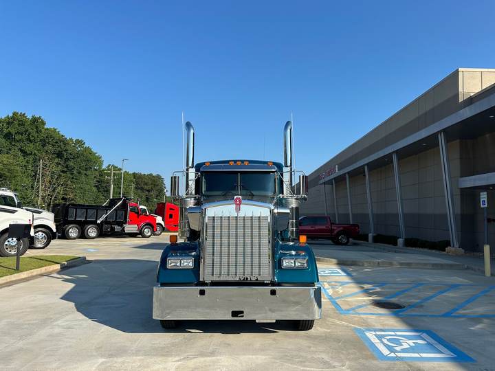 2027 Kenworth W900L 72" Flat Top Sleeper, exterior photo 4