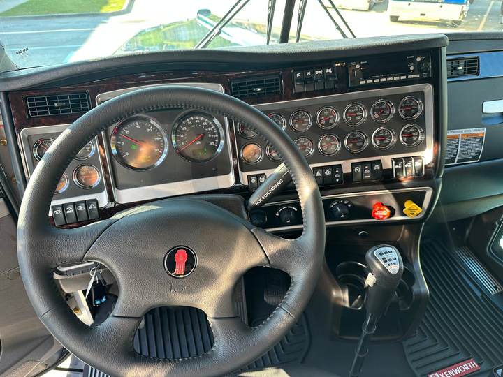 2027 Kenworth W900L 72" Flat Top Sleeper, interior photo 5