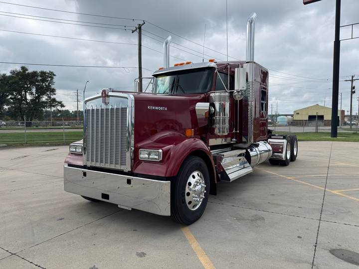 2027 Kenworth W900L 72" Flat Top Sleeper, exterior photo 2