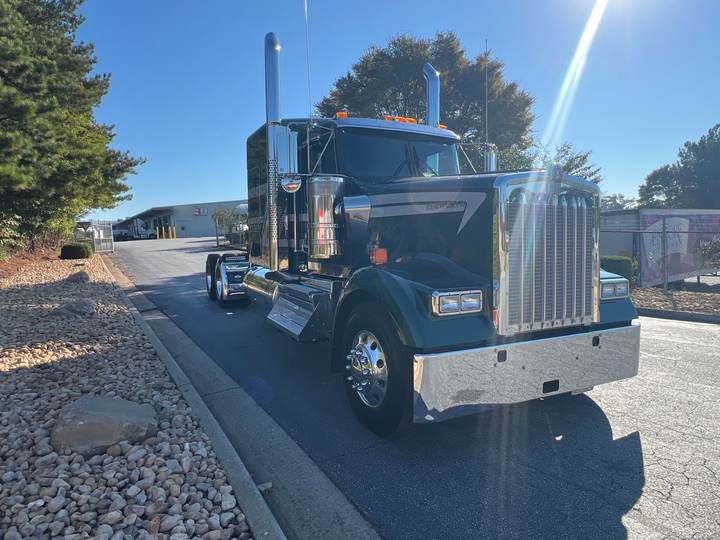 2027 Kenworth W900L 72" Flat Top Sleeper, exterior photo 1