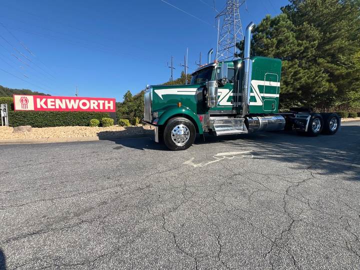 2027 Kenworth W900L 72" Flat Top Sleeper, exterior photo 2