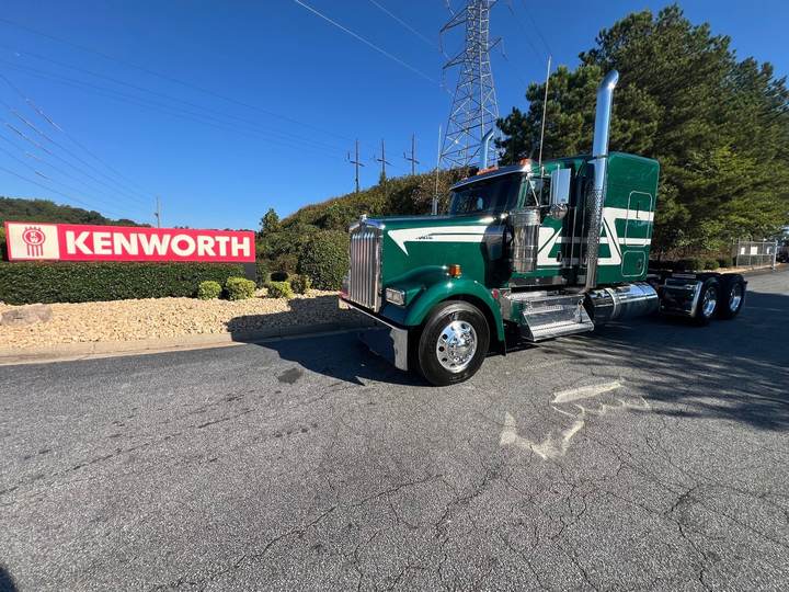 2027 Kenworth W900L 72" Flat Top Sleeper, exterior photo 5