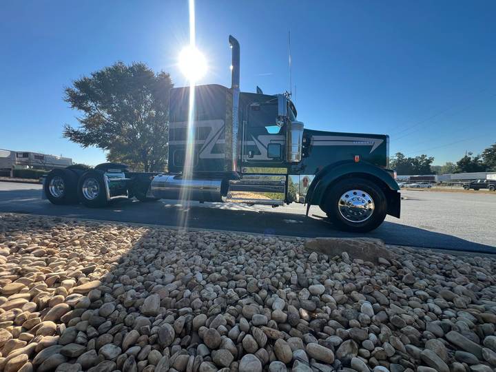 2027 Kenworth W900L 72" Flat Top Sleeper, exterior photo 7