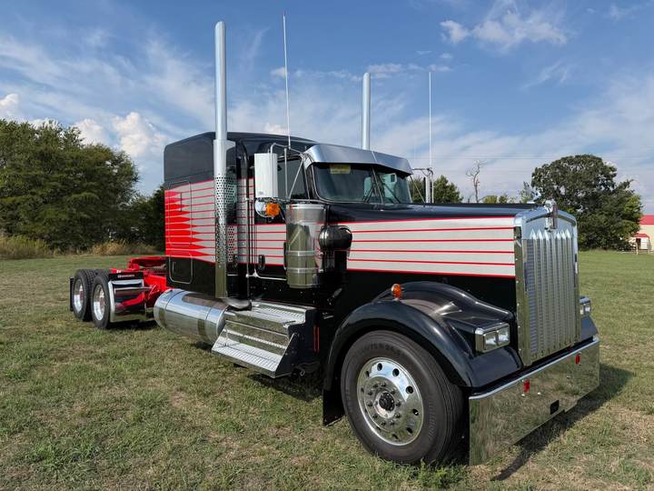 2027 Kenworth W900L 72" Flat Top Sleeper, exterior photo 1