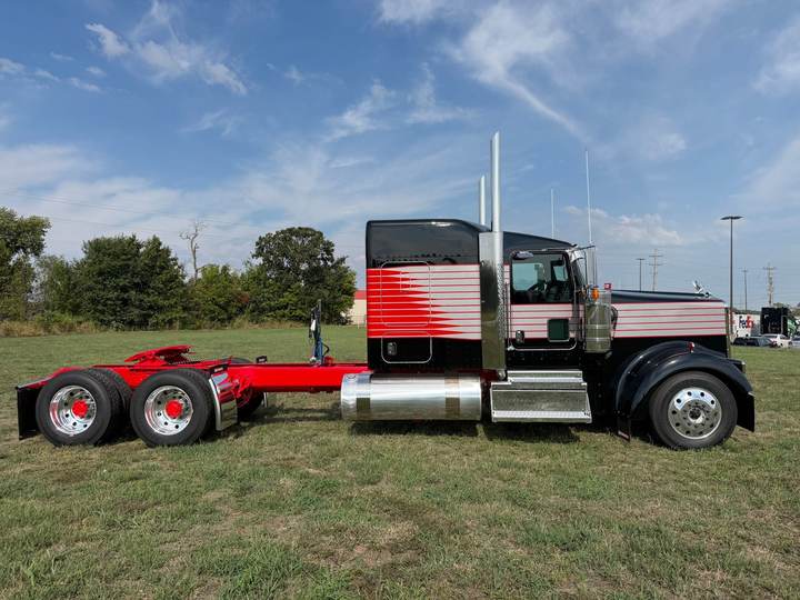 2027 Kenworth W900L 72" Flat Top Sleeper, exterior photo 2