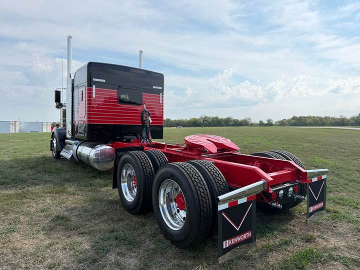 2027 Kenworth W900L 72" Flat Top Sleeper, exterior photo 4