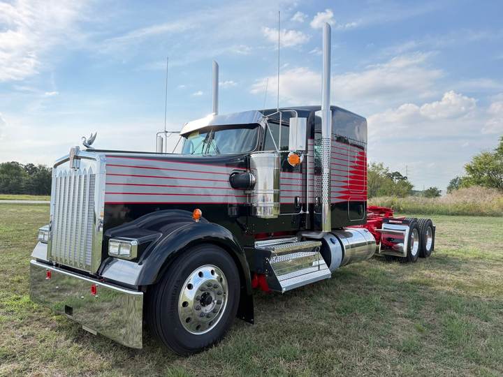2027 Kenworth W900L 72" Flat Top Sleeper, exterior photo 5