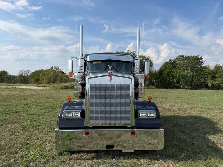 2027 Kenworth W900L 72" Flat Top Sleeper, exterior photo 6