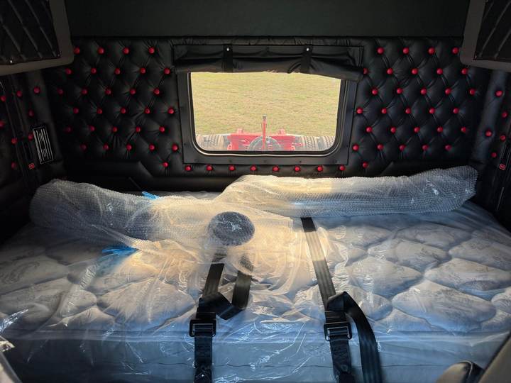 2027 Kenworth W900L 72" Flat Top Sleeper, interior photo 7