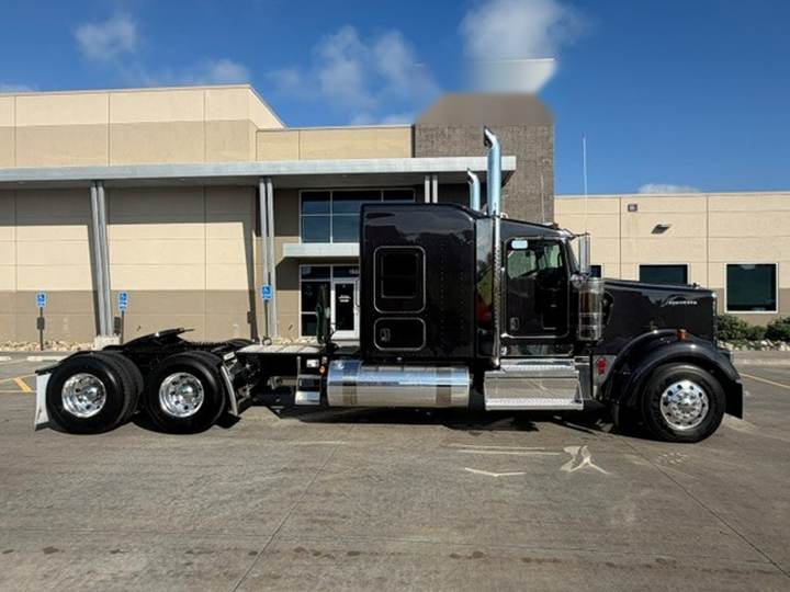 2027 Kenworth W900L 72" Flat Top Sleeper, exterior photo 1
