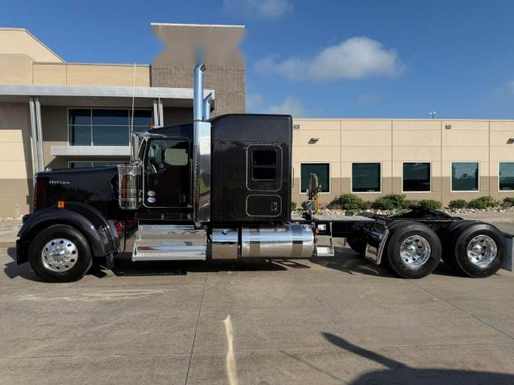 2027 Kenworth W900L 72" Flat Top Sleeper, exterior photo 2