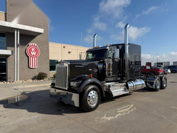 2027 Kenworth W900L 72" Flat Top Sleeper, exterior photo 3