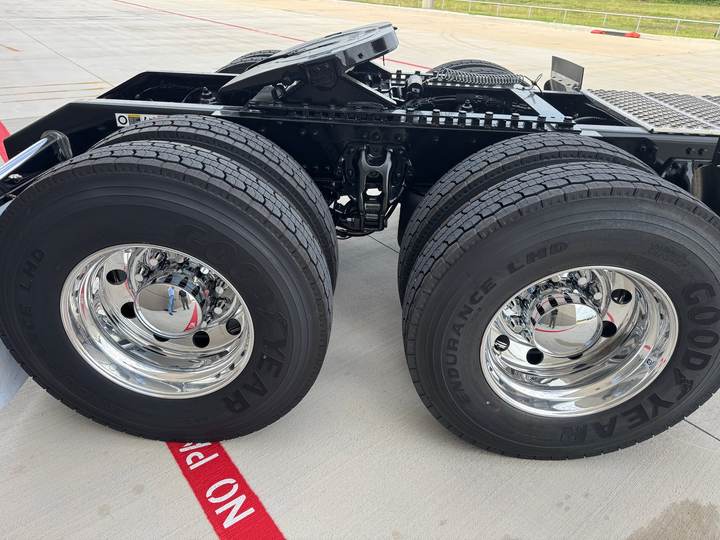 2027 Kenworth W900L 72" Flat Top Sleeper, exterior photo 1