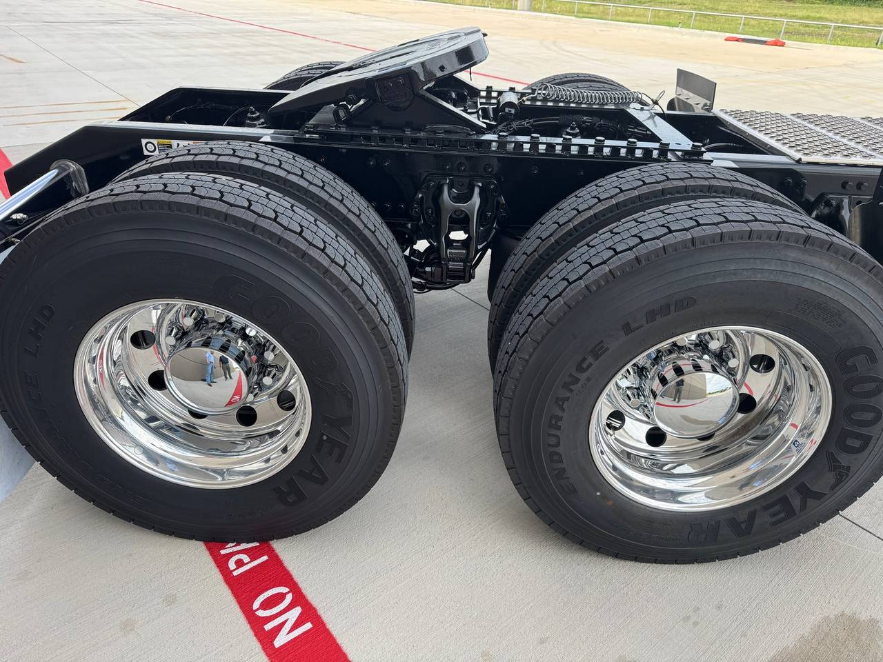 2027 Kenworth W900L 72" Flat Top Sleeper, exterior photo 1